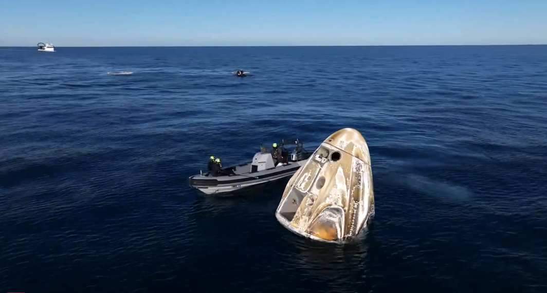 “龙”飞船溅落，滞留太空9个多月的美国宇航员